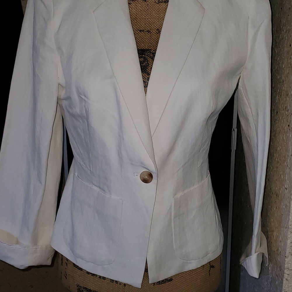 Stylish White Jacket - image 2